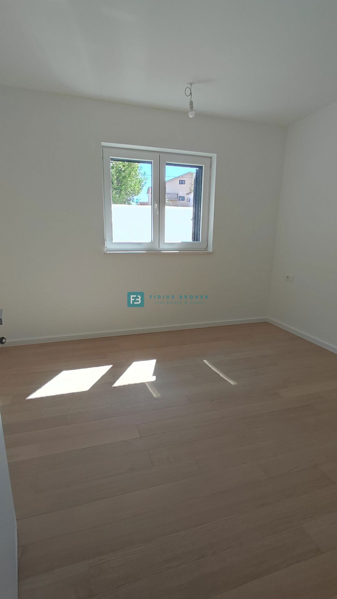 VODICE, novogradnja, luksuzno stanovanje, center, 250 m do rive