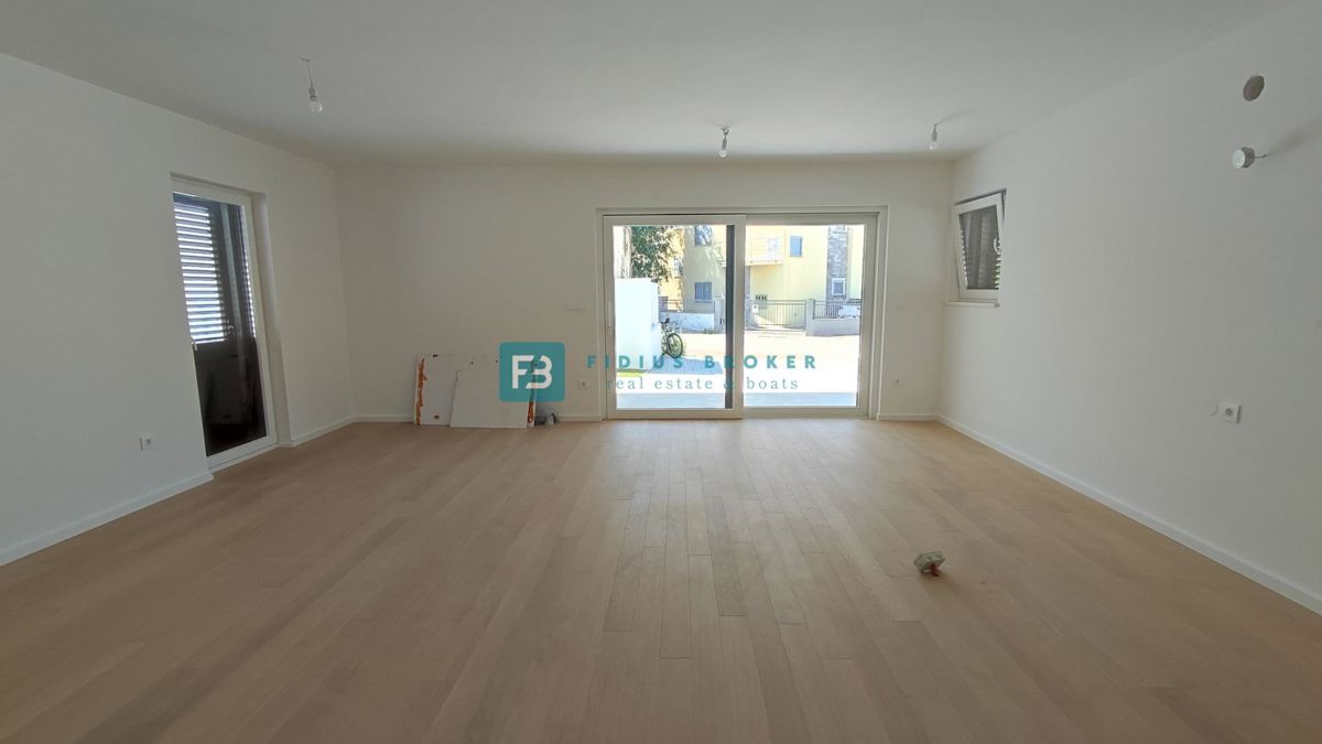 VODICE, novogradnja, luksuzno stanovanje, center, 250 m do rive