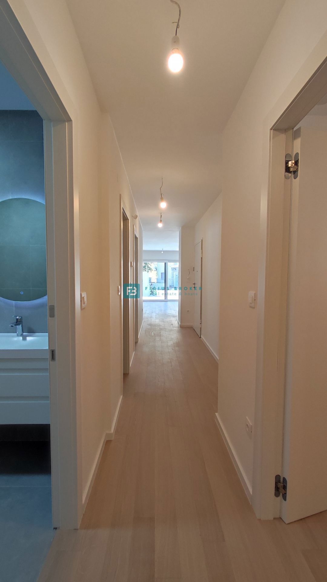 VODICE, novogradnja, luksuzno stanovanje, center, 250 m do rive