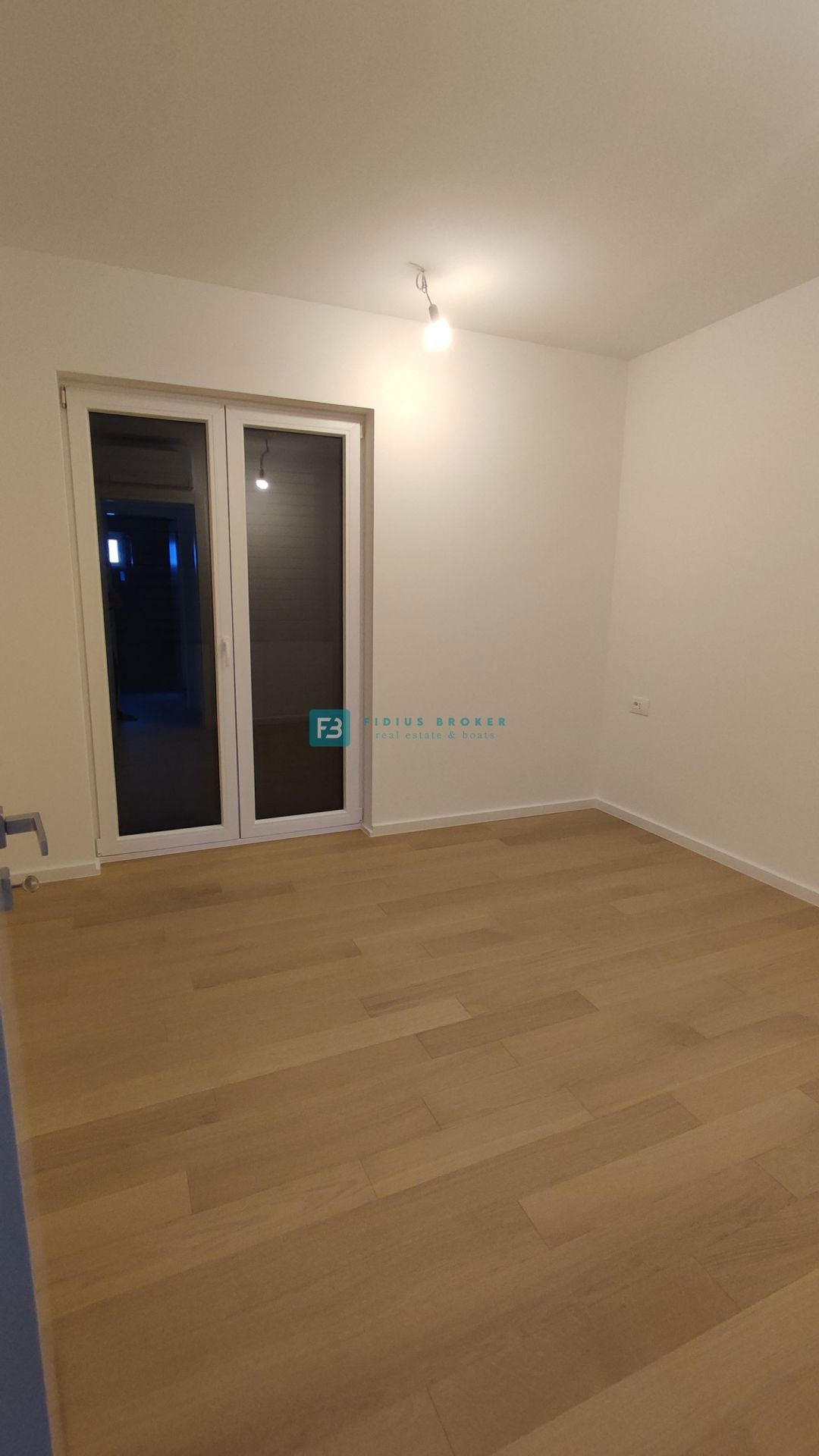 VODICE, novogradnja, luksuzno stanovanje, center, 250 m do rive