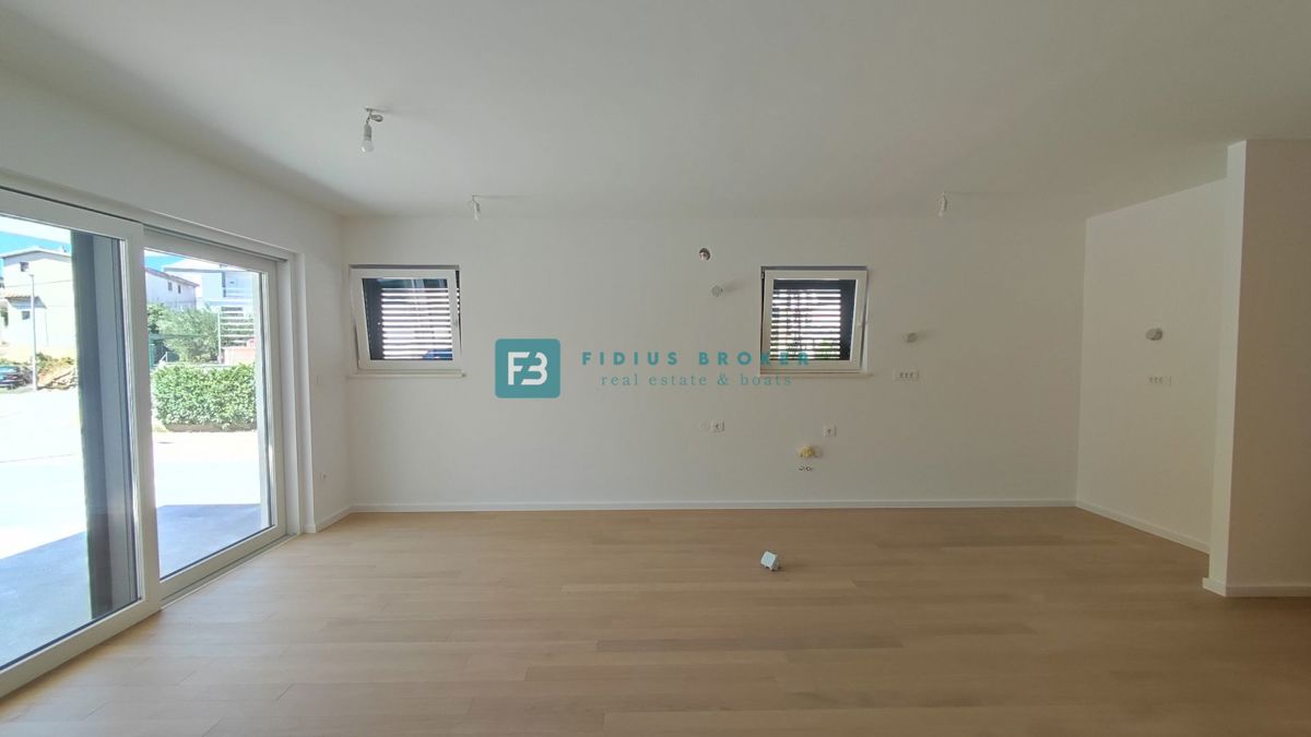 VODICE, novogradnja, luksuzno stanovanje, center, 250 m do rive