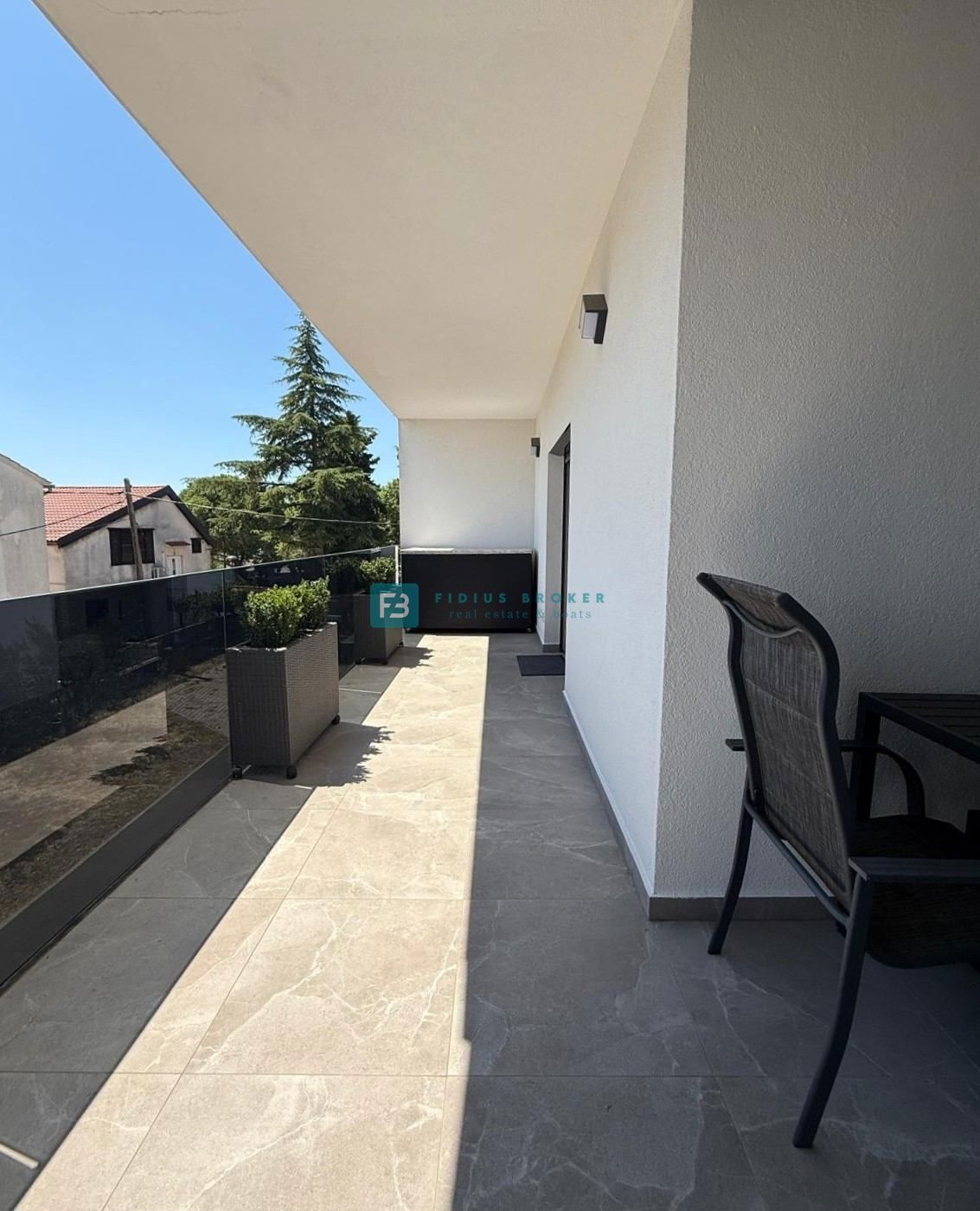 VODICE, moderno opremljeno stanovanje, vrhunska lokacija, 300 m do plaže, 2 parkirni mesti