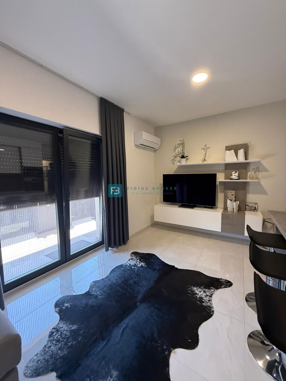 VODICE, moderno opremljeno stanovanje, vrhunska lokacija, 300 m do plaže, 2 parkirni mesti