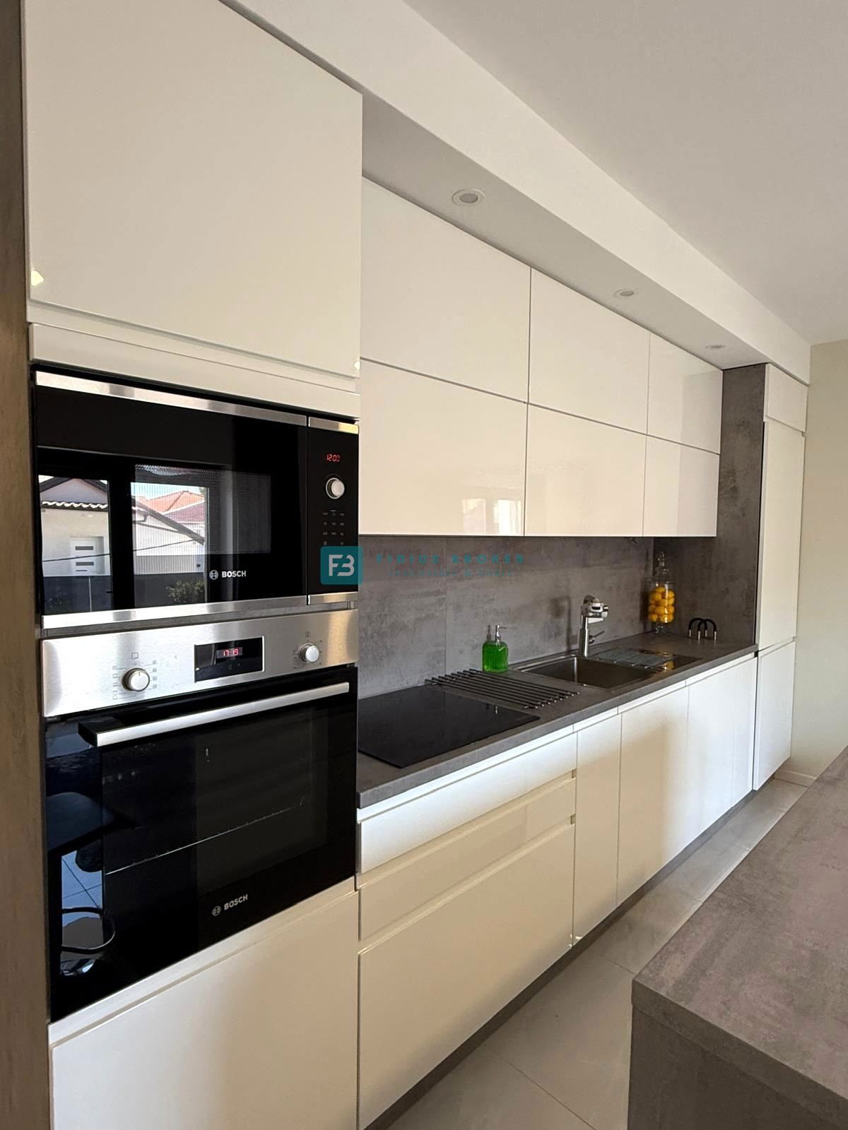 VODICE, moderno opremljeno stanovanje, vrhunska lokacija, 300 m do plaže, 2 parkirni mesti