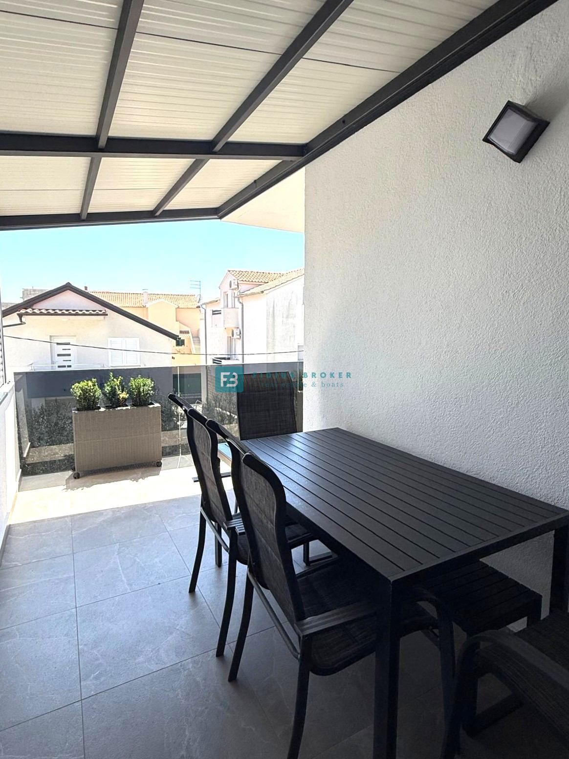 VODICE, moderno opremljeno stanovanje, vrhunska lokacija, 300 m do plaže, 2 parkirni mesti