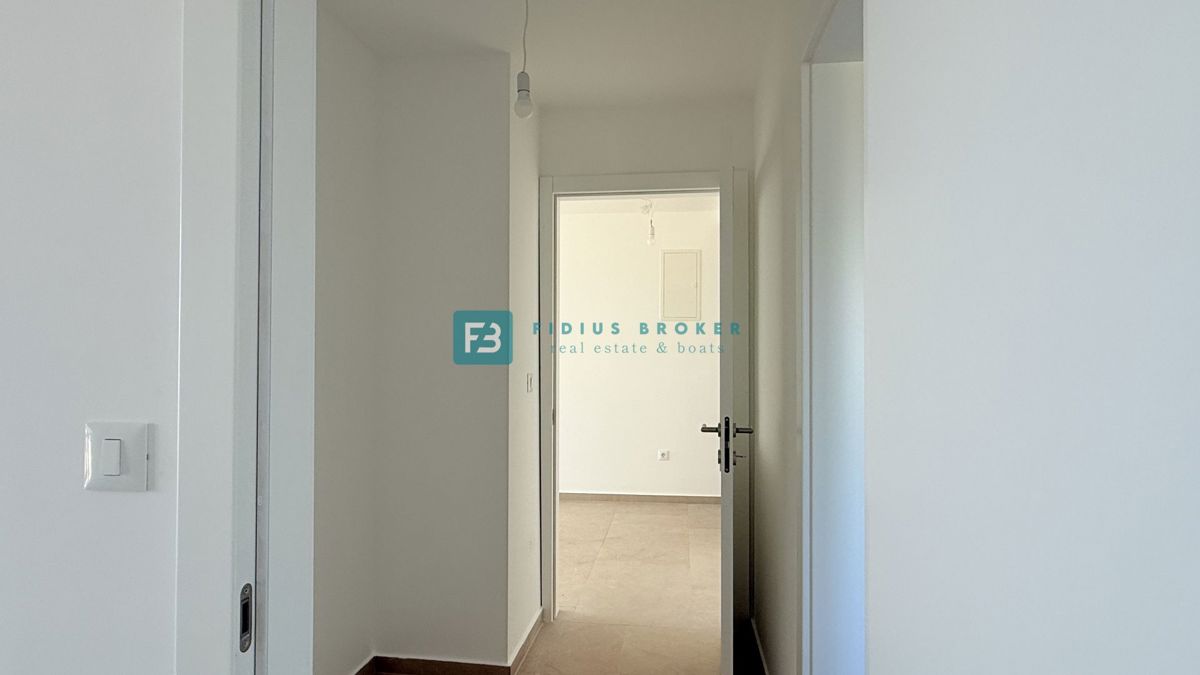 VODICE, novo, 2. nadstropje, dokončano, panoramski pogled na morje, 2 shrambi