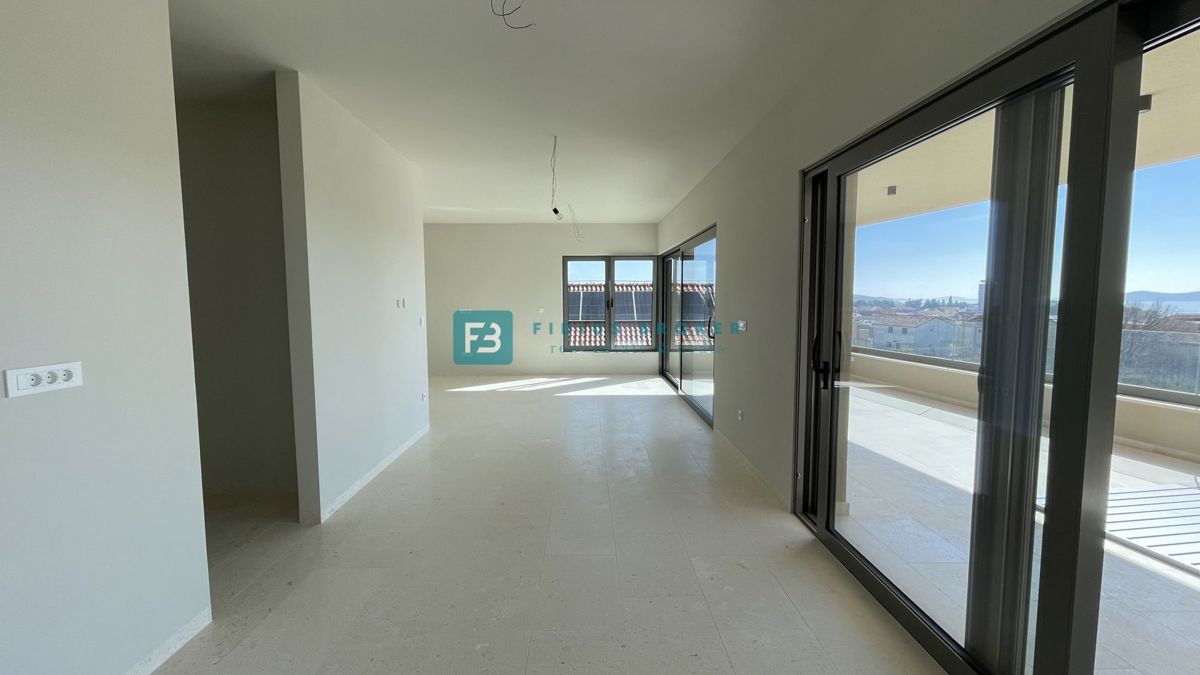 VODICE, penthouse s pogledom na mesto in morje, dvigalo, 2 parkirni mesti