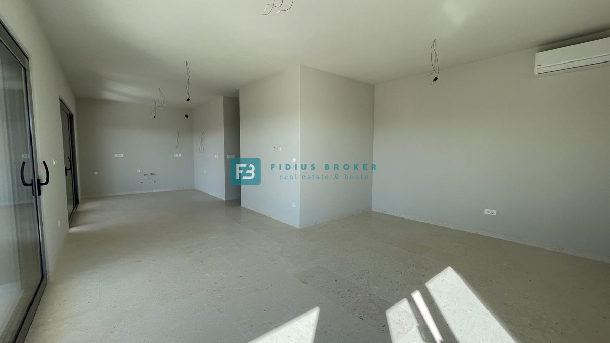 VODICE, penthouse s pogledom na mesto in morje, dvigalo, 2 parkirni mesti