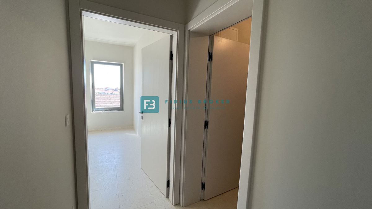 VODICE, penthouse s pogledom na mesto in morje, dvigalo, 2 parkirni mesti