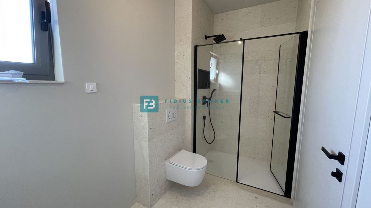 VODICE, penthouse s pogledom na mesto in morje, dvigalo, 2 parkirni mesti