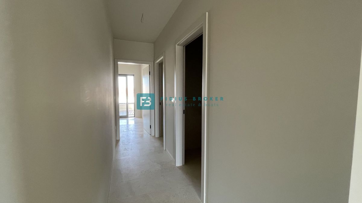 VODICE, penthouse s pogledom na mesto in morje, dvigalo, 2 parkirni mesti