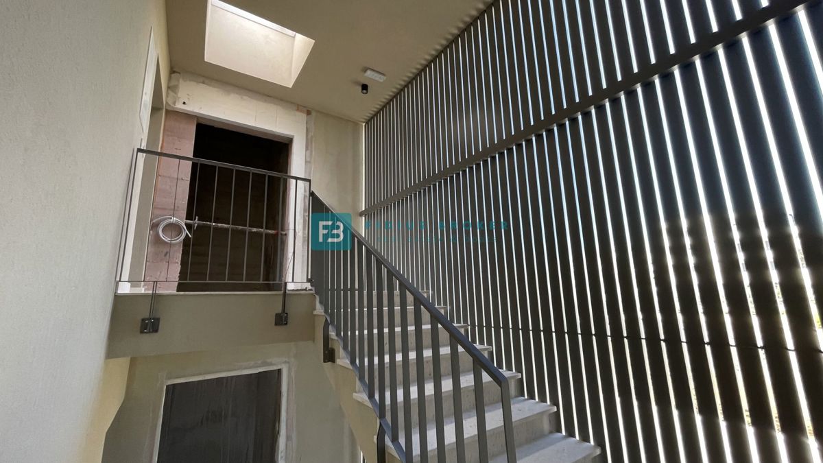 VODICE, penthouse s pogledom na mesto in morje, dvigalo, 2 parkirni mesti