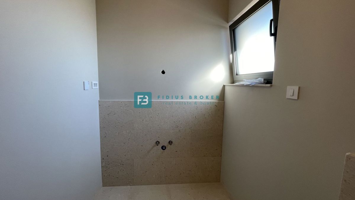 VODICE, penthouse s pogledom na mesto in morje, dvigalo, 2 parkirni mesti