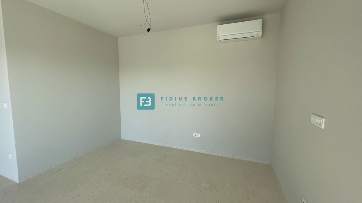 VODICE, penthouse s pogledom na mesto in morje, dvigalo, 2 parkirni mesti