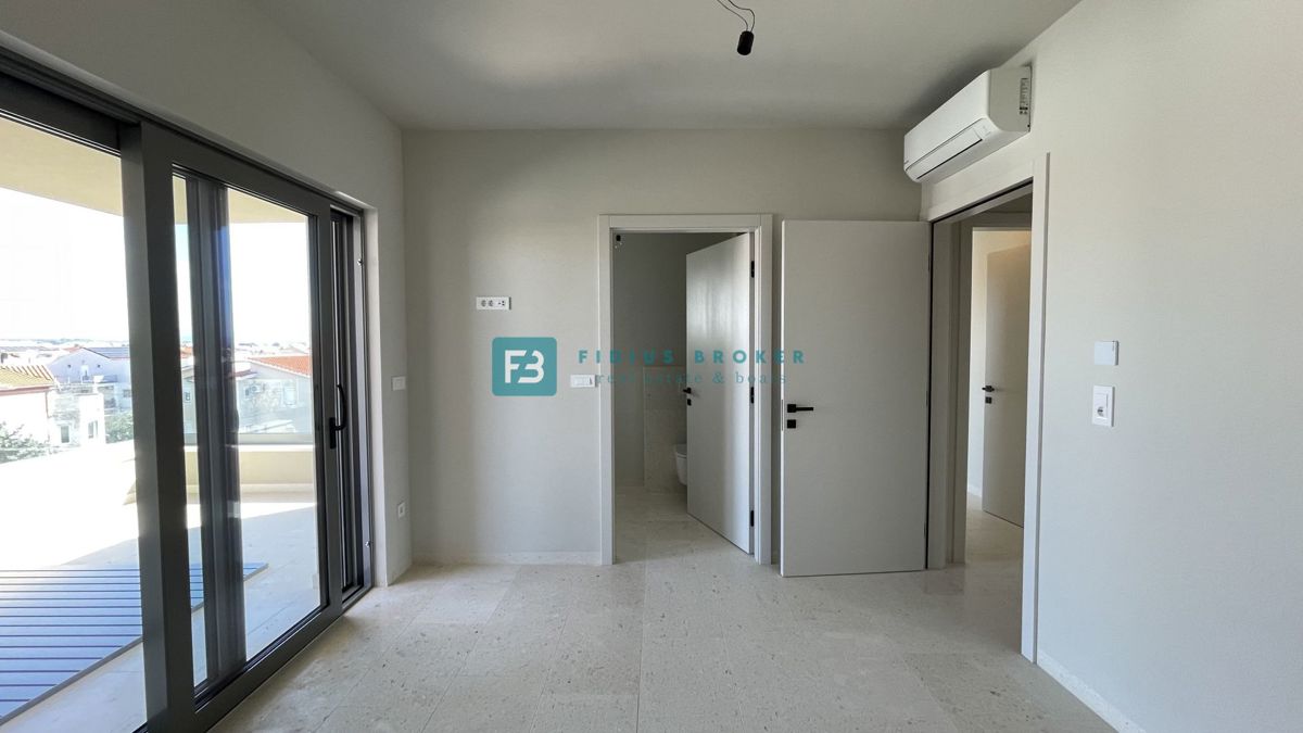 VODICE, penthouse s pogledom na mesto in morje, dvigalo, 2 parkirni mesti