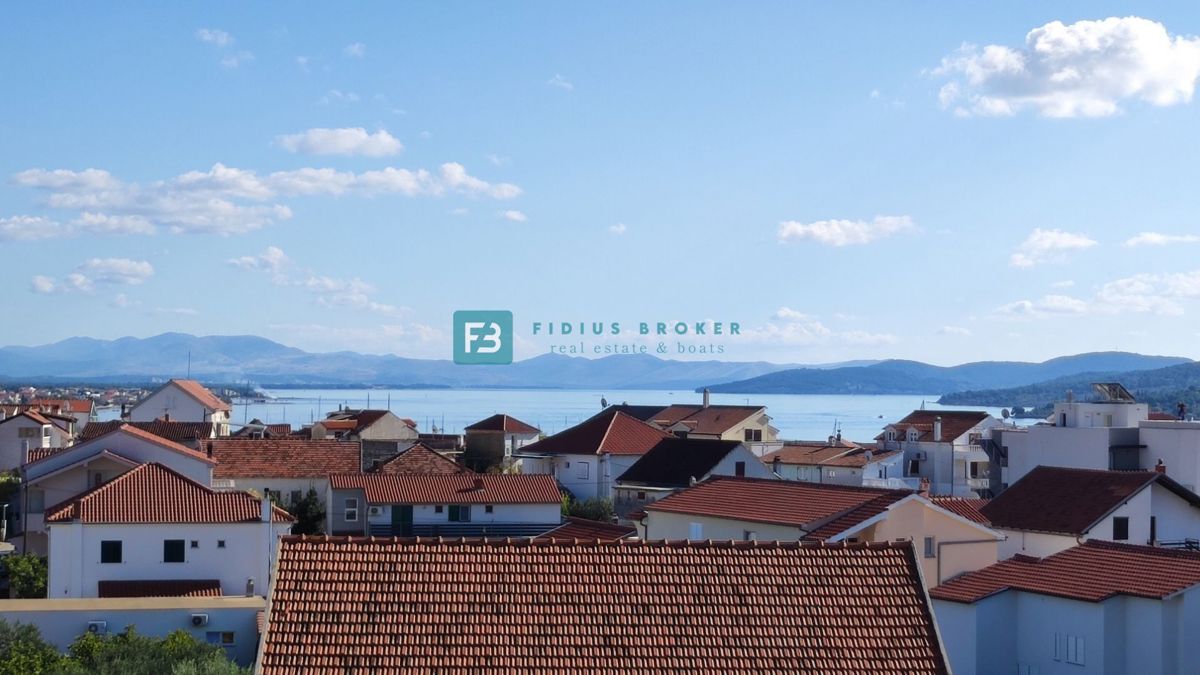 VODICE, penthouse s pogledom na mesto in morje, dvigalo, 2 parkirni mesti