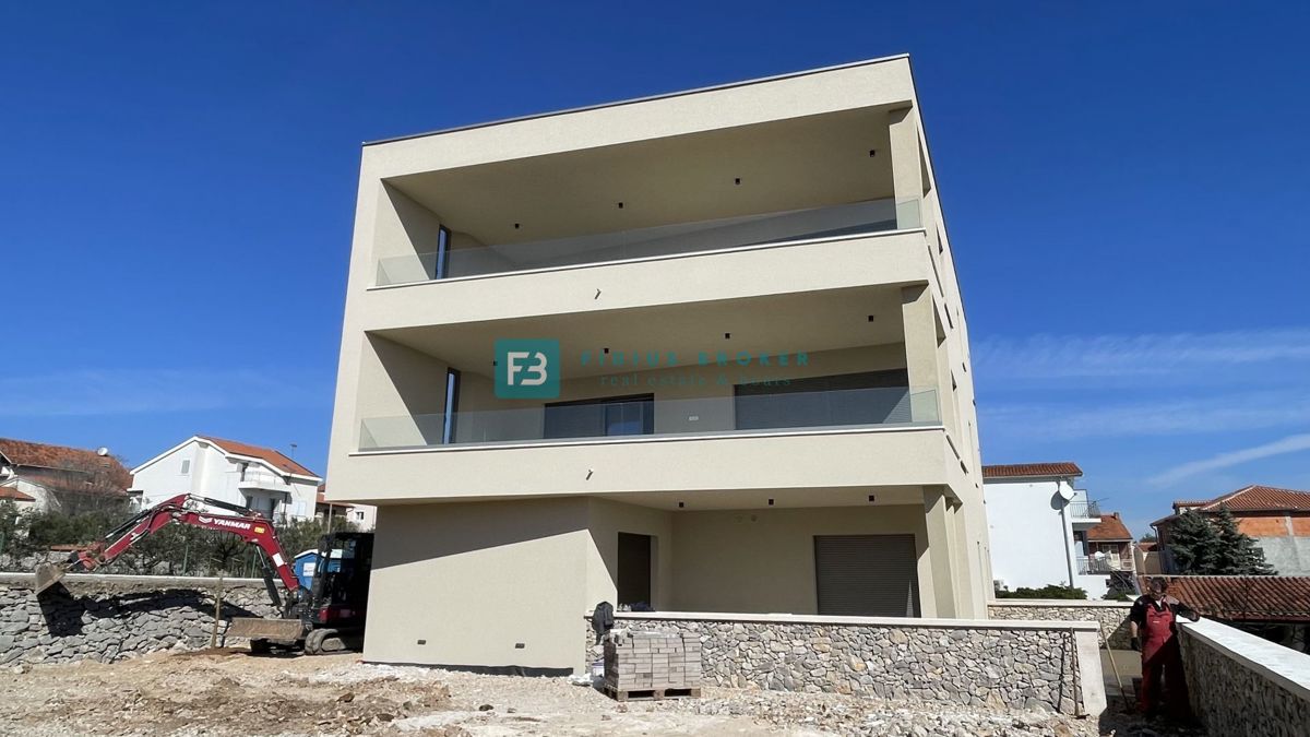 VODICE, penthouse s pogledom na mesto in morje, dvigalo, 2 parkirni mesti