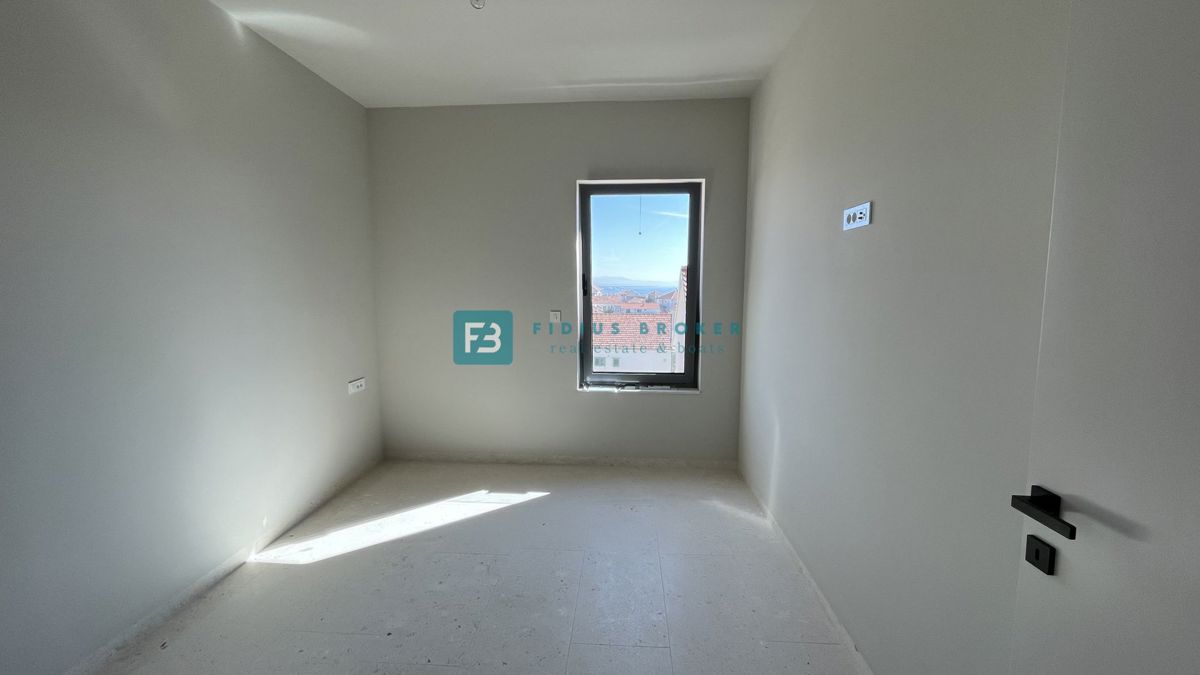 VODICE, penthouse s pogledom na mesto in morje, dvigalo, 2 parkirni mesti