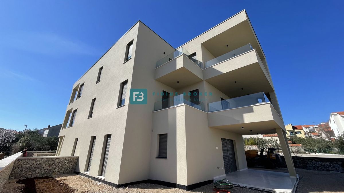 VODICE, penthouse s pogledom na mesto in morje, dvigalo, 2 parkirni mesti
