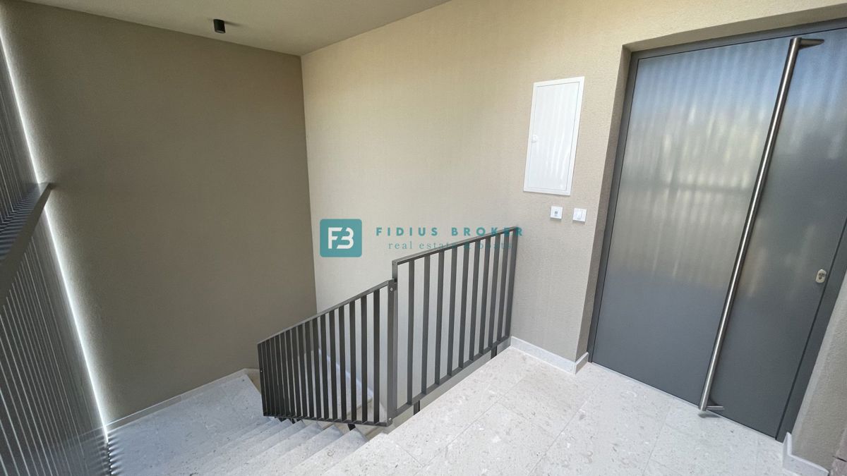 VODICE, penthouse s pogledom na mesto in morje, dvigalo, 2 parkirni mesti