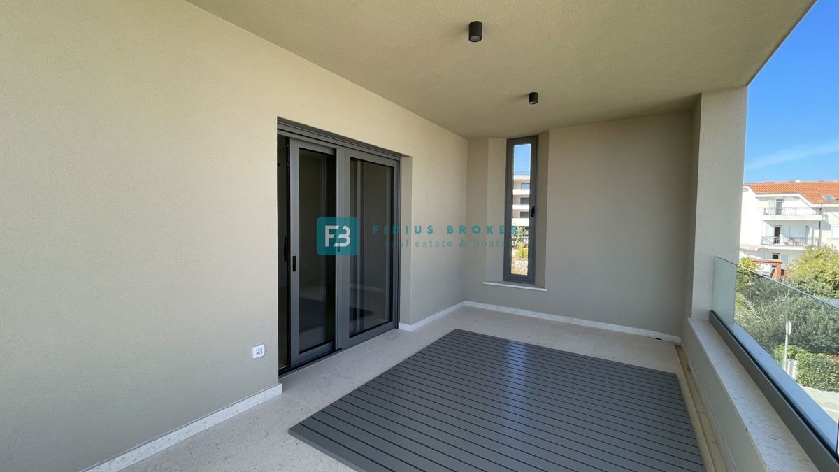 VODICE, penthouse s pogledom na mesto in morje, dvigalo, 2 parkirni mesti