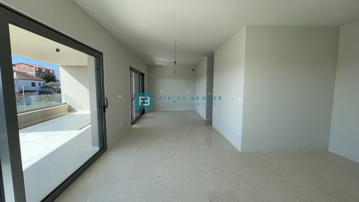 VODICE, penthouse s pogledom na mesto in morje, dvigalo, 2 parkirni mesti