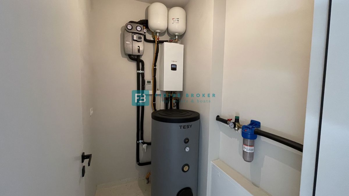 VODICE, penthouse s pogledom na mesto in morje, dvigalo, 2 parkirni mesti