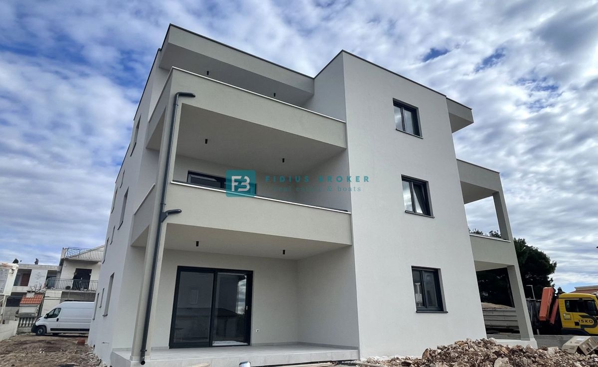 VODICE, novogradnja, moderno stanovanje, terasa, 2 spalnici