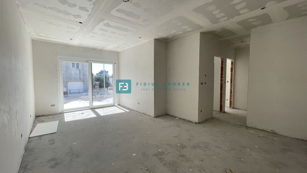 VODICE, novo, vrhunska lokacija, 50 m do plaže, pritličje, vrt