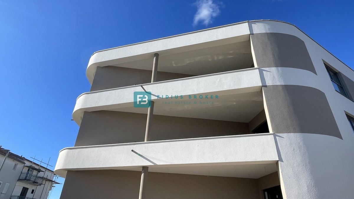 VODICE, novo, vrhunska lokacija, 50 m do plaže, pritličje, vrt