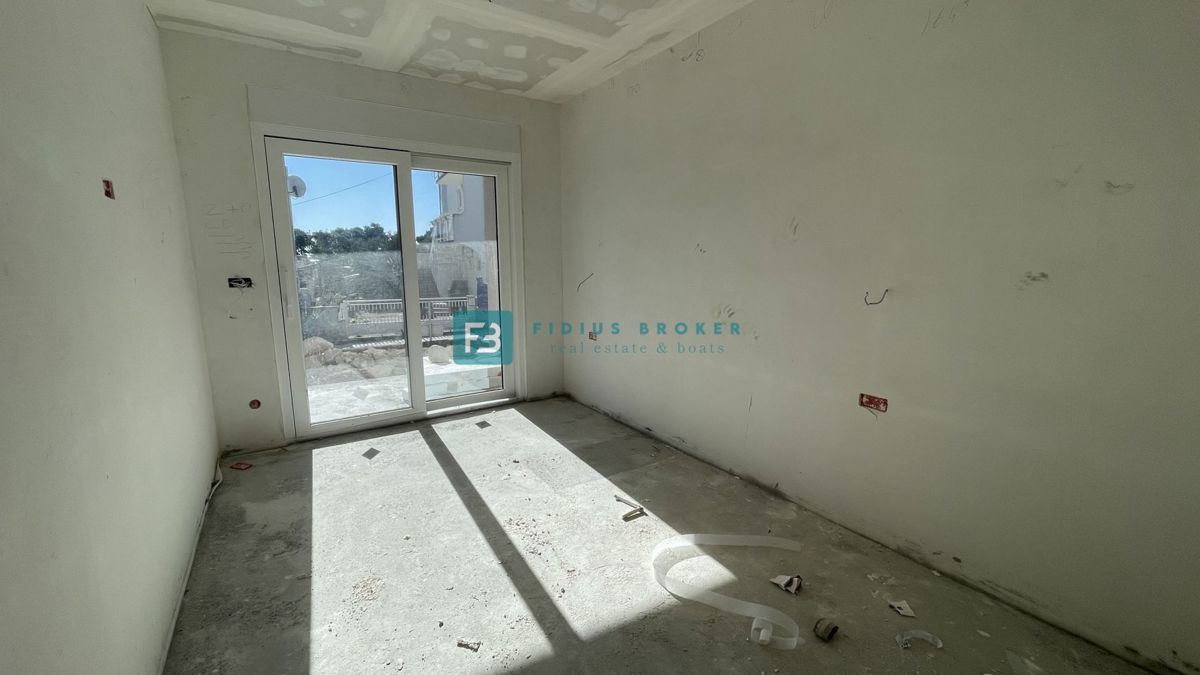 VODICE, novo, vrhunska lokacija, 50 m do plaže, pritličje, vrt