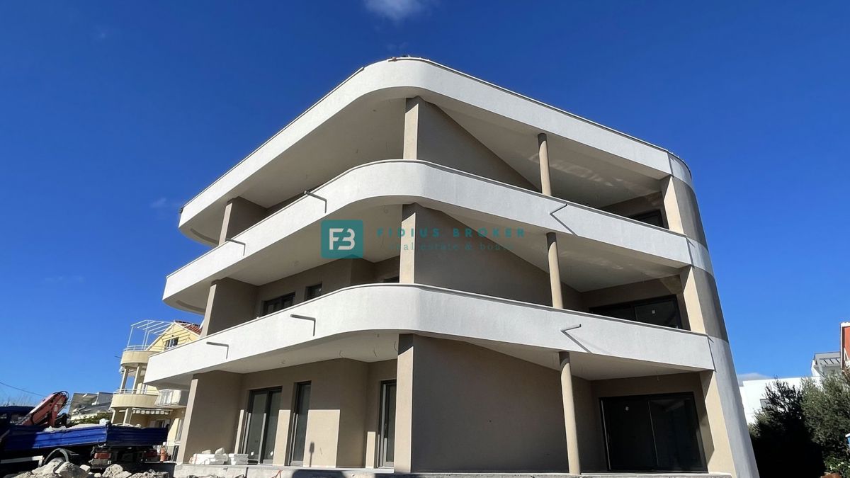 VODICE, novo, vrhunska lokacija, 50 m do plaže, pritličje, vrt