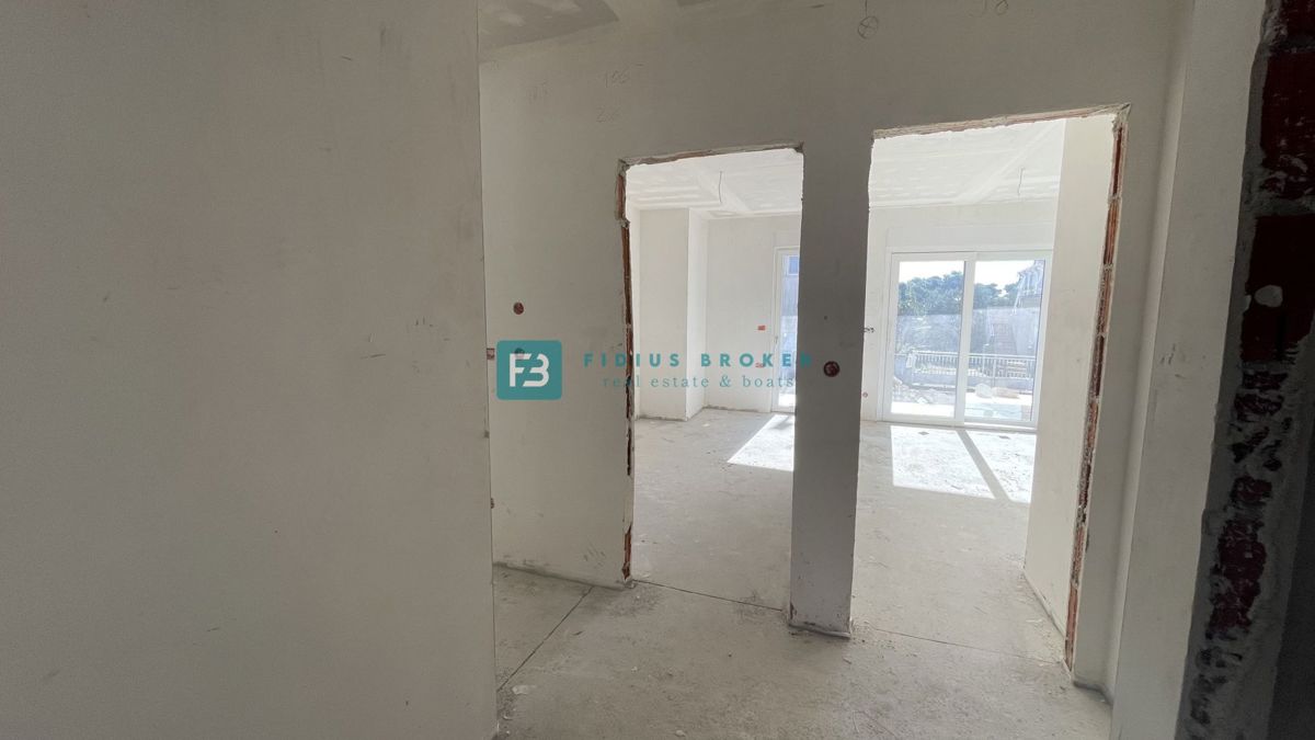 VODICE, novo, vrhunska lokacija, 50 m do plaže, pritličje, vrt