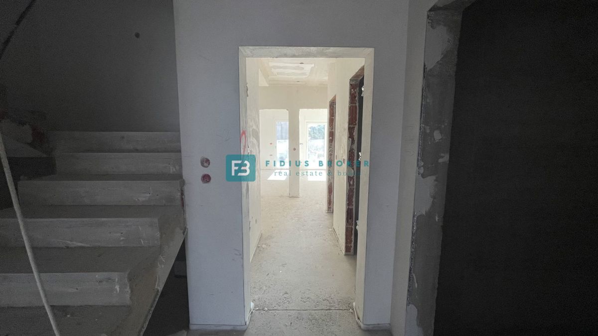 VODICE, novo, vrhunska lokacija, 50 m do plaže, pritličje, vrt