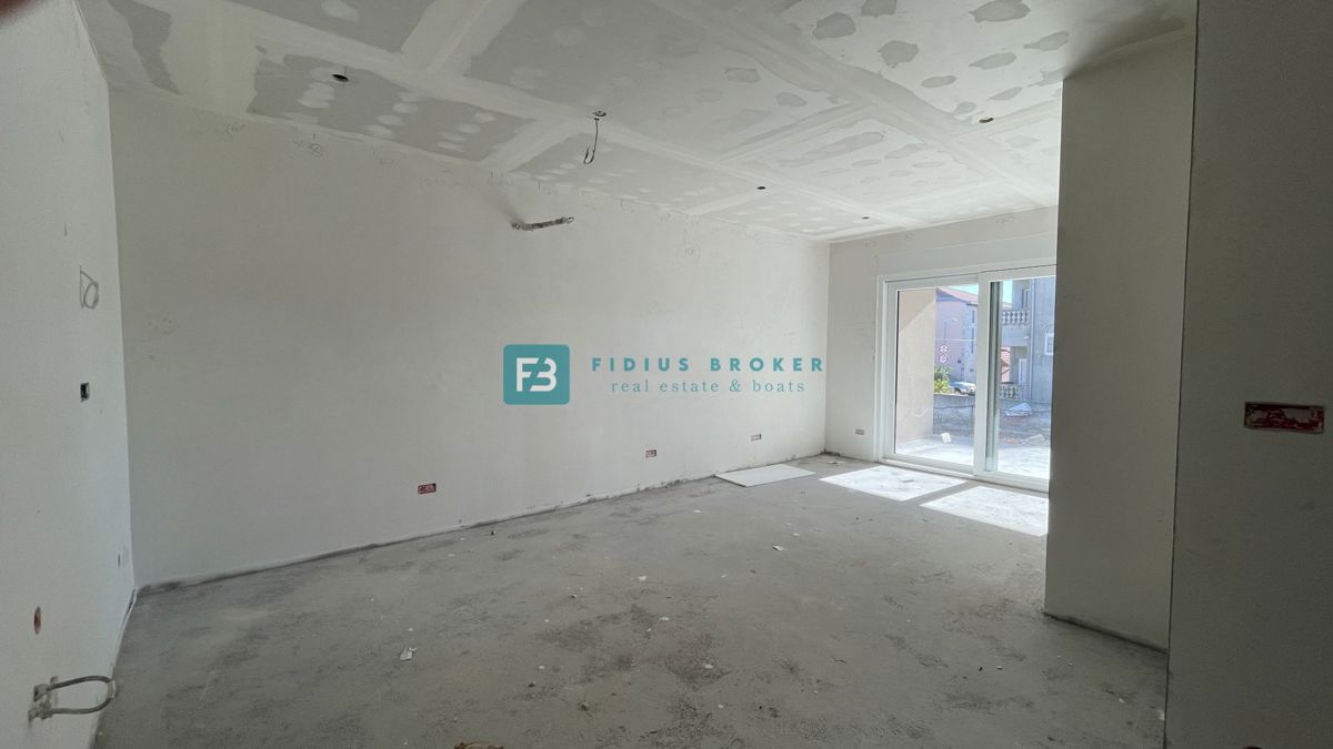 VODICE, novo, vrhunska lokacija, 50 m do plaže, pritličje, vrt