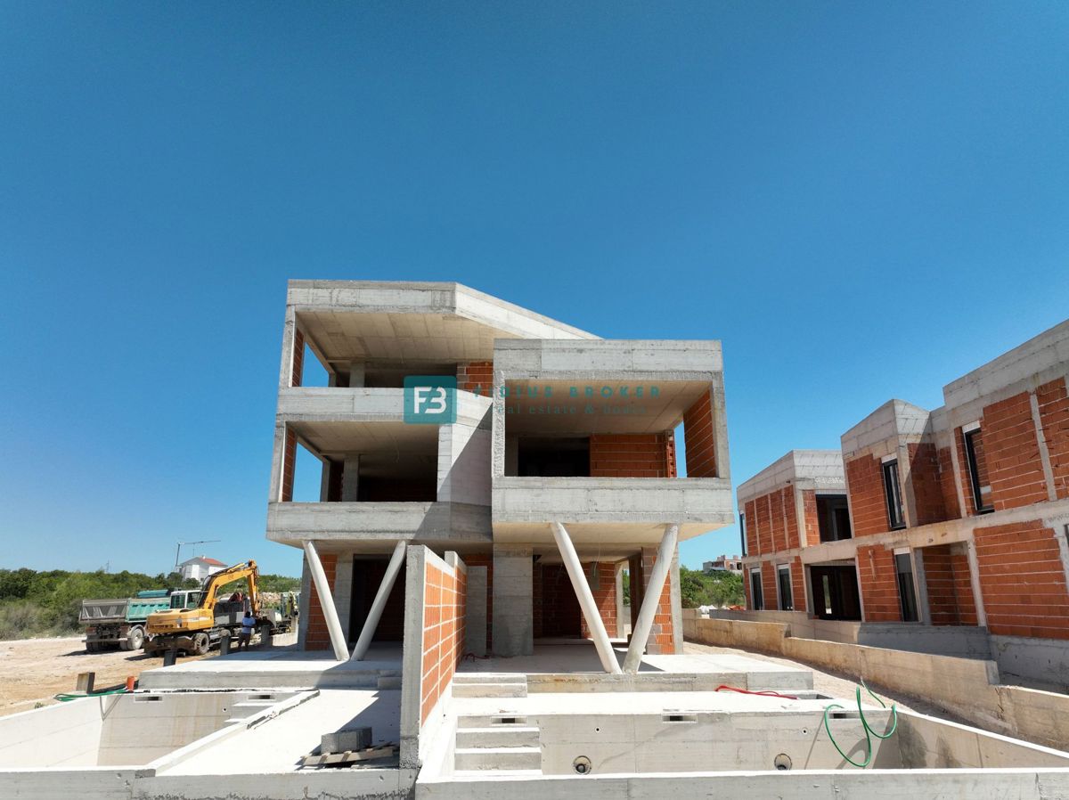 VODICE, novogradnja, dvonadstropno luksuzno stanovanje, bazen, vrt 145 m2