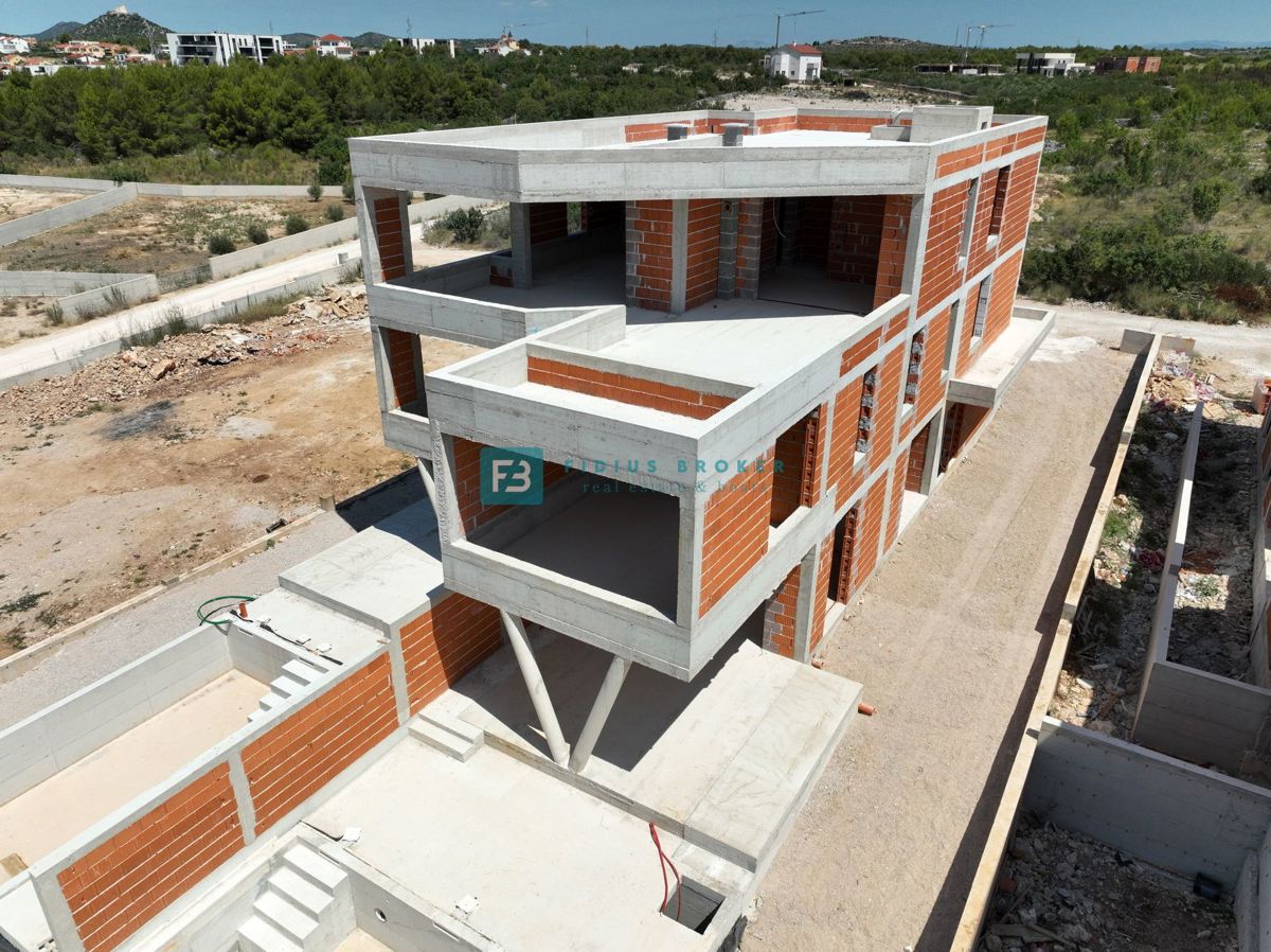 VODICE, novogradnja, dvonadstropno luksuzno stanovanje, bazen, vrt 145 m2