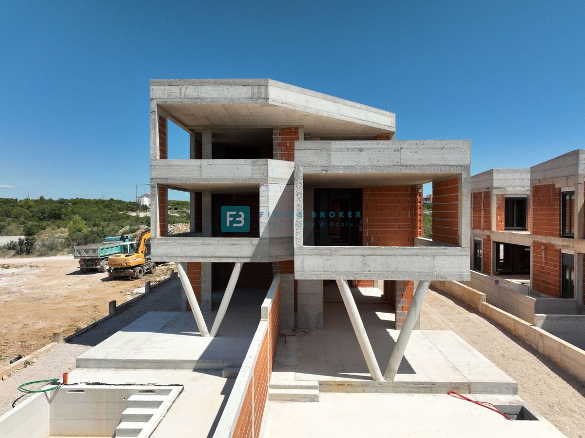 VODICE, novogradnja, dvonadstropno luksuzno stanovanje, bazen, vrt 145 m2
