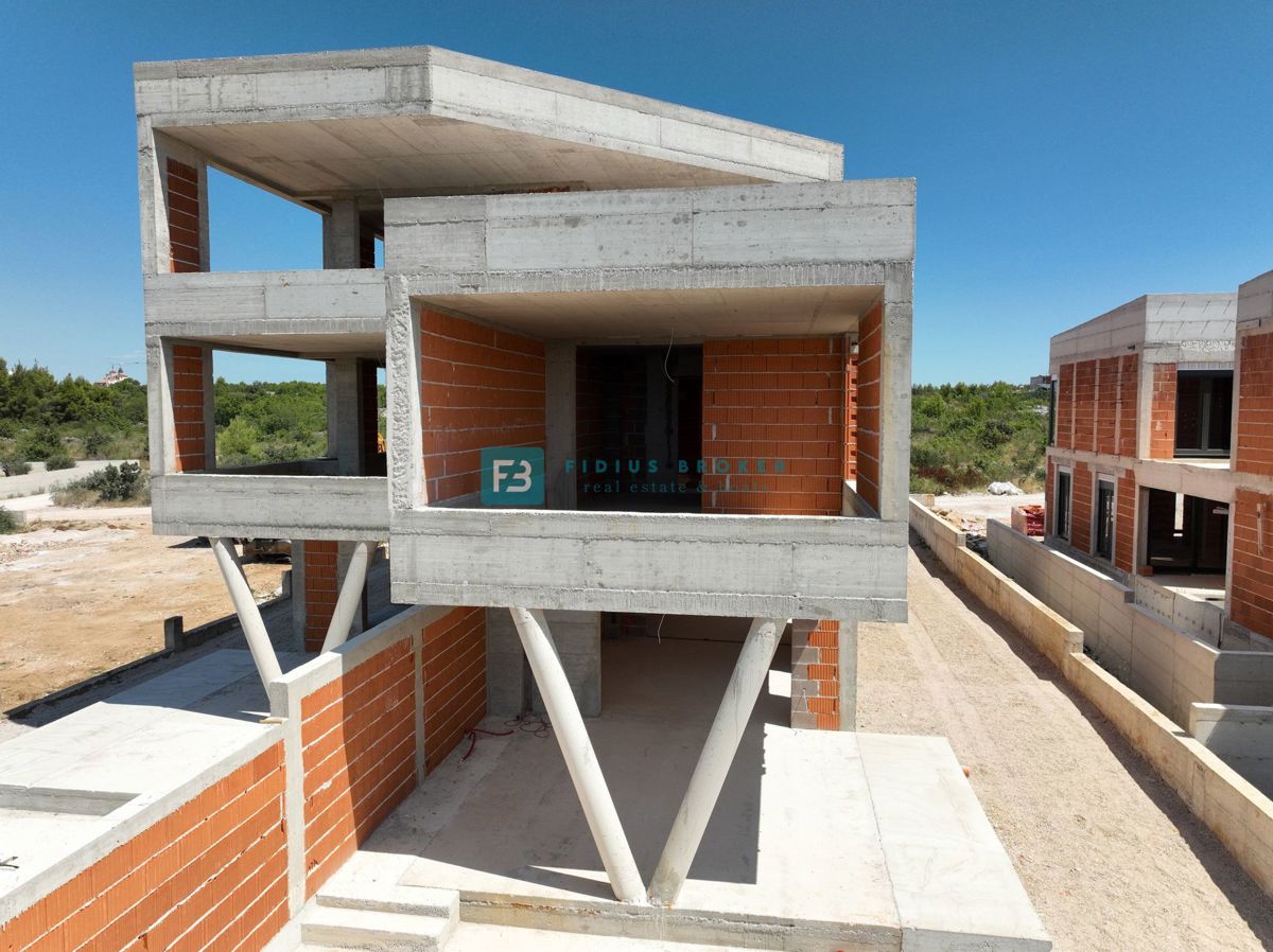 VODICE, novogradnja, dvonadstropno luksuzno stanovanje, bazen, vrt 145 m2