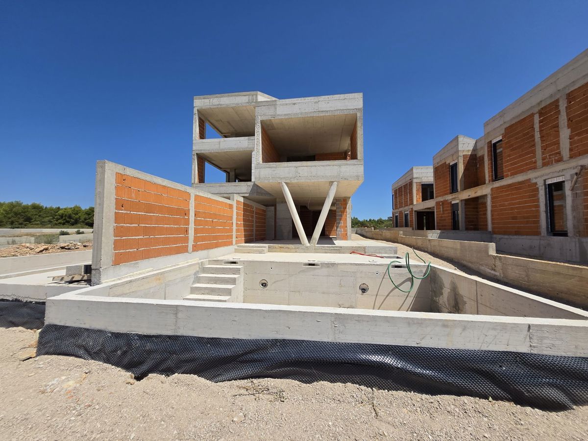 VODICE, novogradnja, dvonadstropno luksuzno stanovanje, bazen, vrt 145 m2
