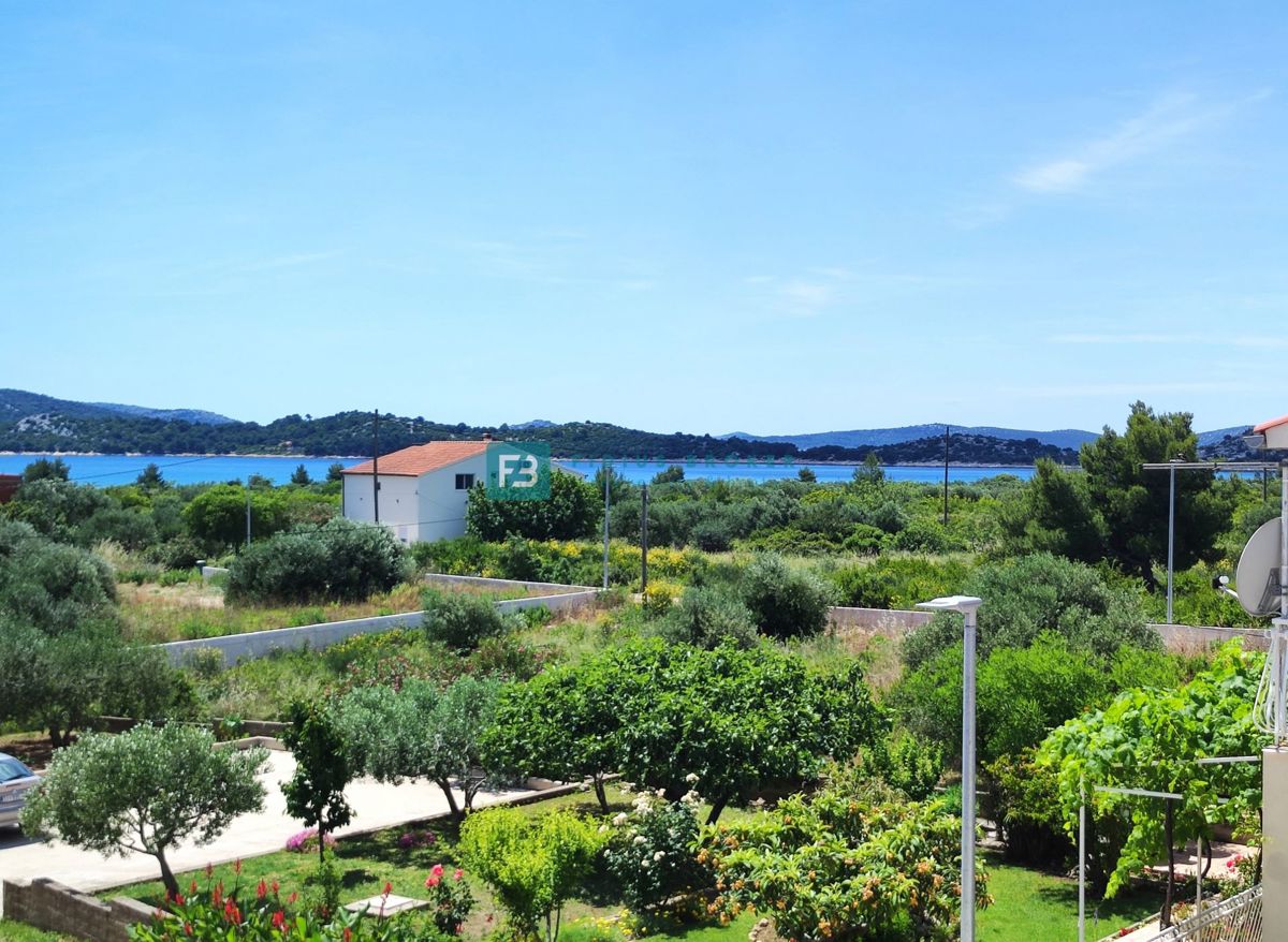 VODICE, novogradnja, moderno stanovanje, 1. nadstropje, 400 m od plaže