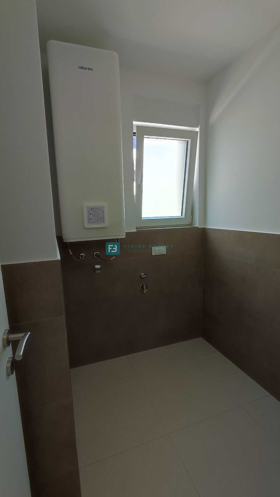 VODICE, novogradnja, moderno stanovanje, 1. nadstropje, 400 m od plaže