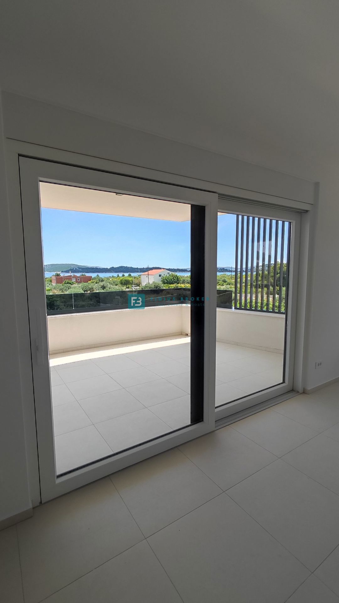 VODICE, novogradnja, moderno stanovanje, 1. nadstropje, 400 m od plaže