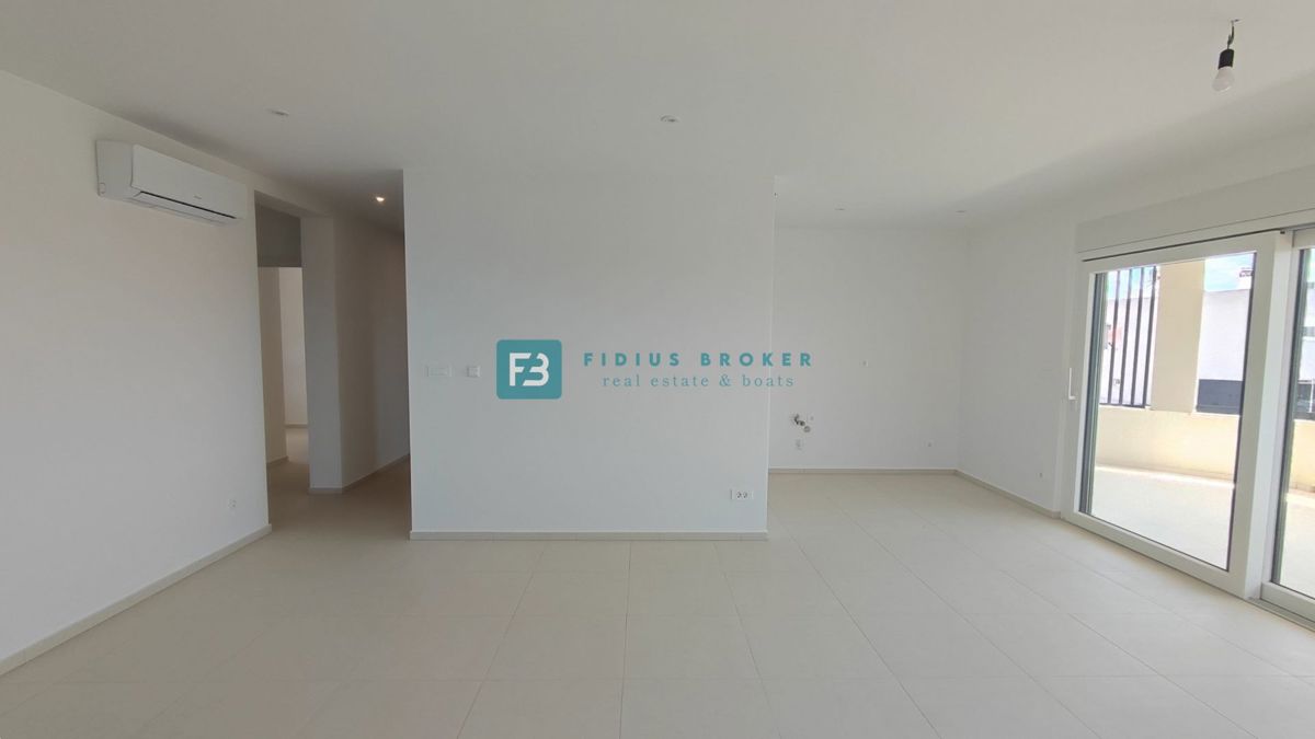 VODICE, novogradnja, moderno stanovanje, 1. nadstropje, 400 m od plaže