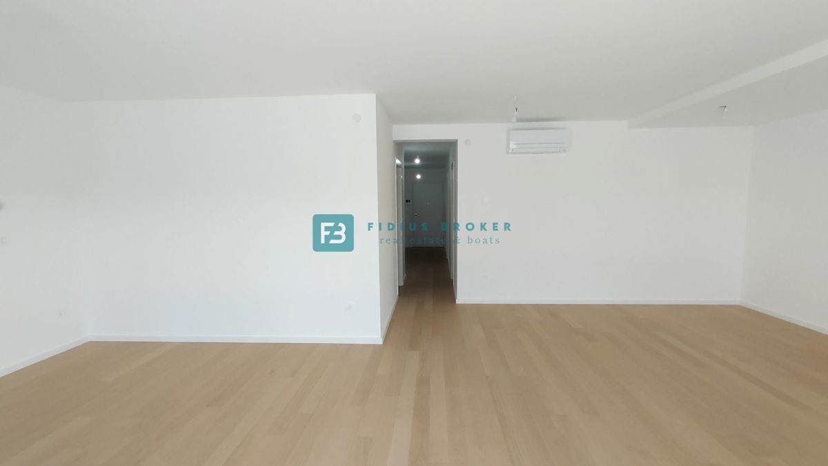 VODICE, novogradnja, luksuzno stanovanje, center, 250 m do rive