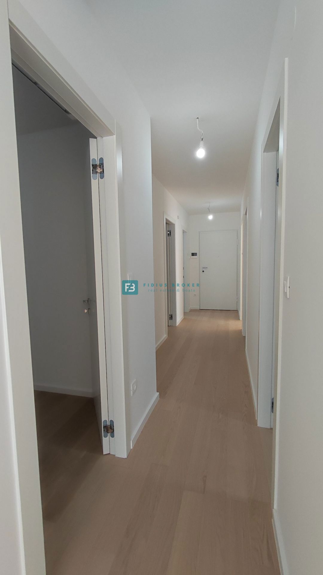 VODICE, novogradnja, luksuzno stanovanje, center, 250 m do rive