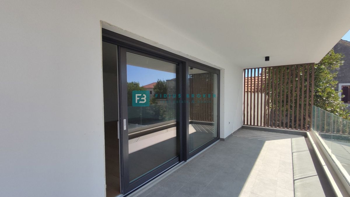 VODICE, novogradnja, luksuzno stanovanje, center, 250 m do rive