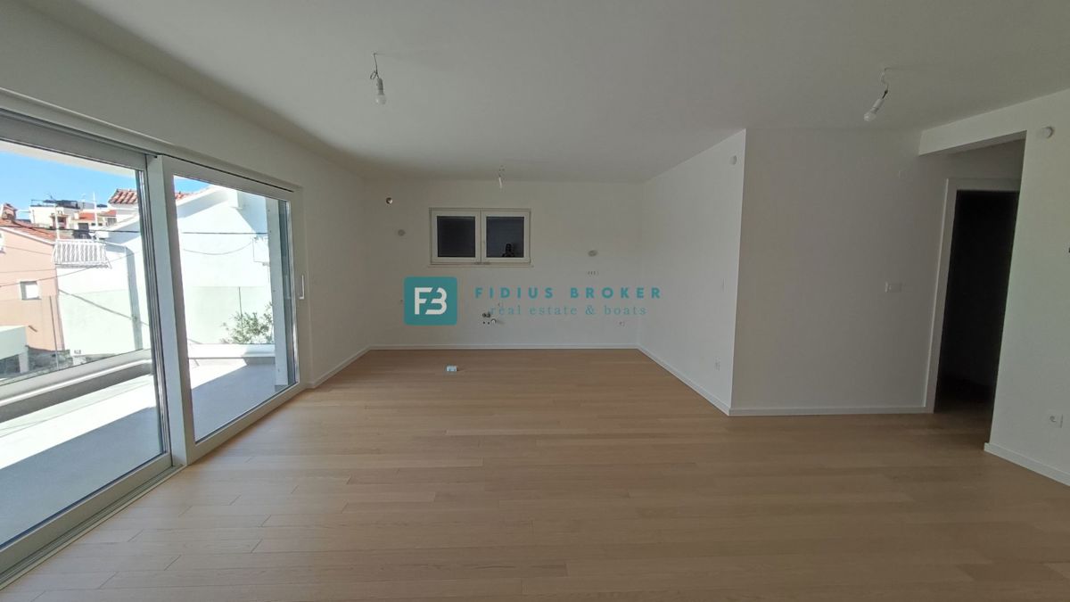 VODICE, novogradnja, luksuzno stanovanje, center, 250 m do rive