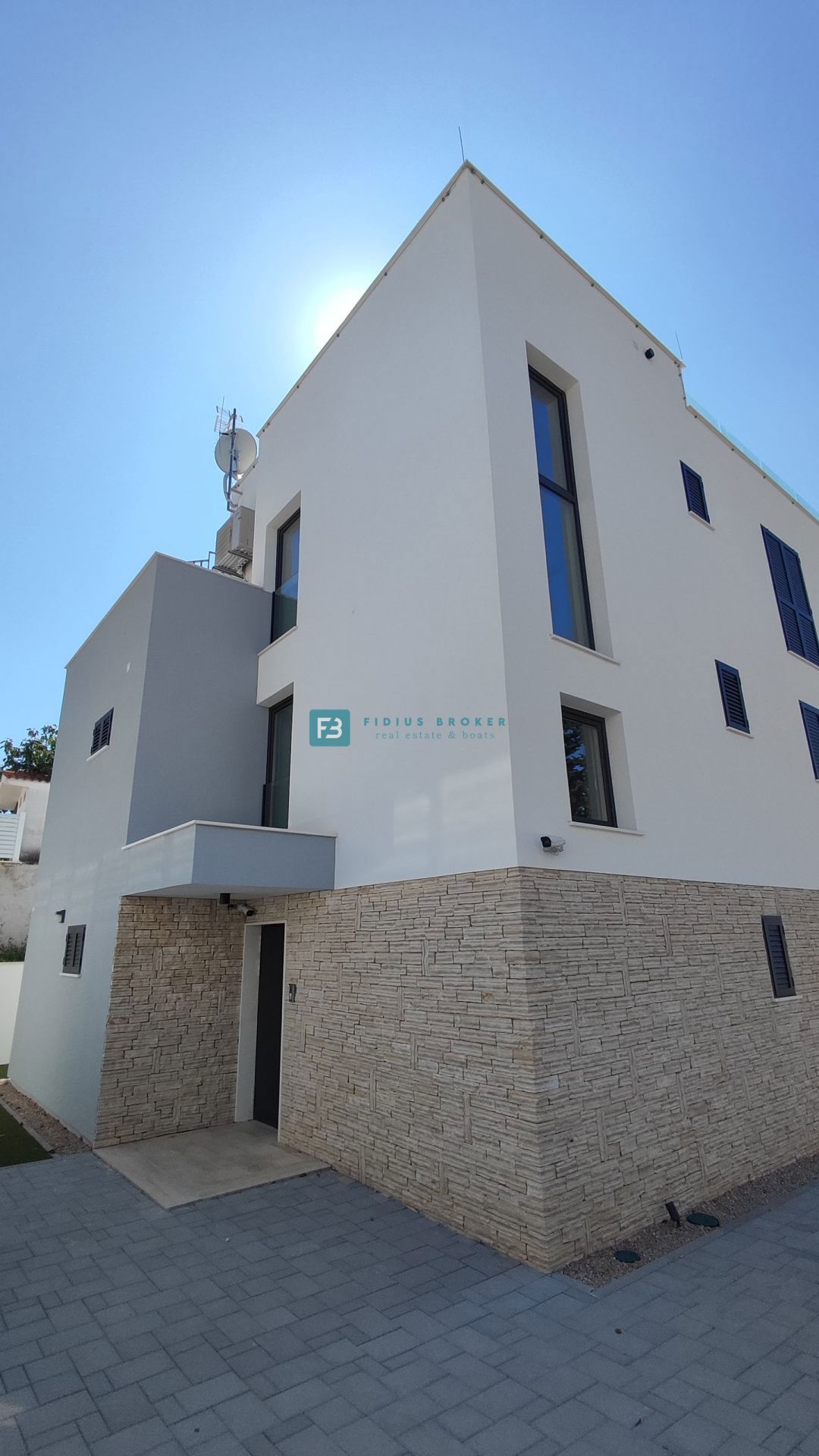 VODICE, novogradnja, luksuzno stanovanje, center, 250 m do rive