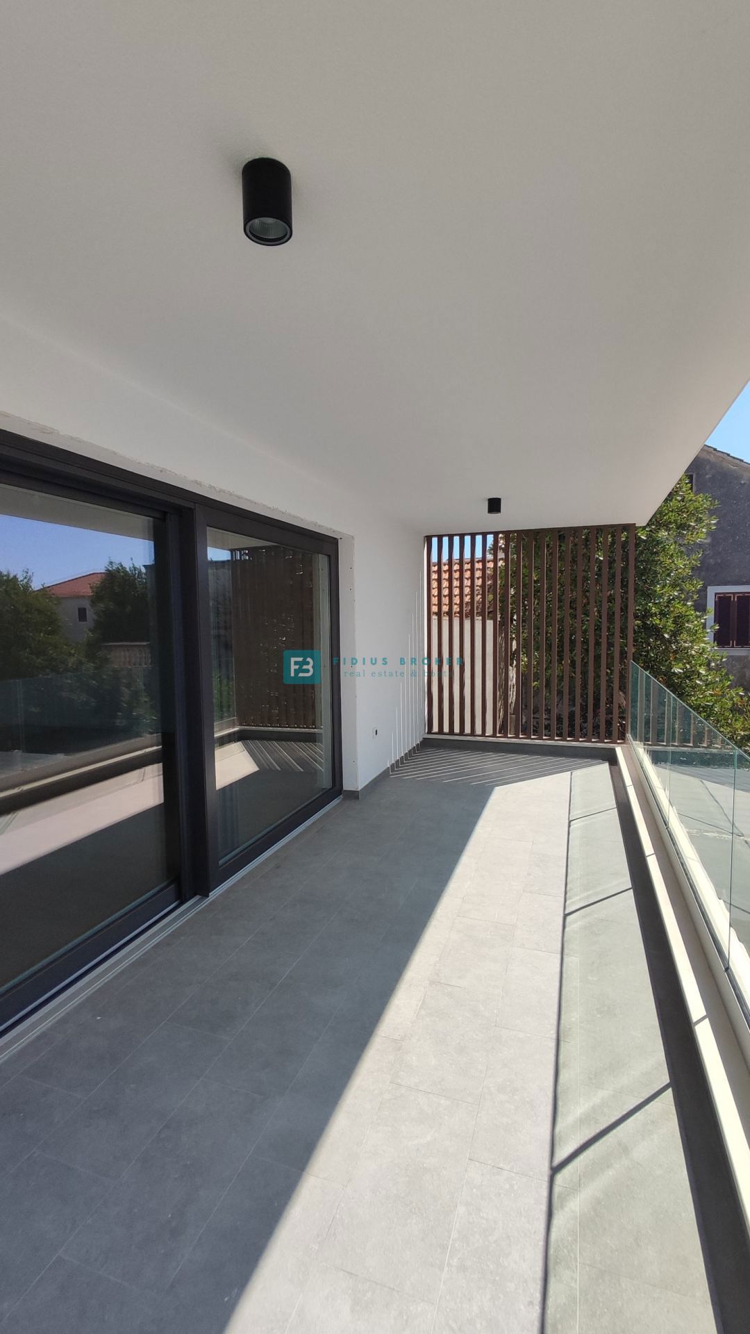 VODICE, novogradnja, luksuzno stanovanje, center, 250 m do rive